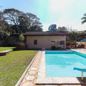 Piscina e jardim