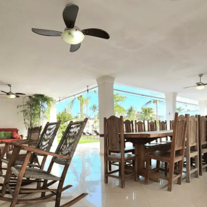 Varanda com mesa de jantar e living