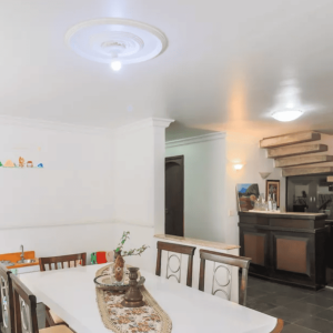 Sala de jantar com vista bar e escada