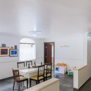 Sala de jantar e entrada da casa